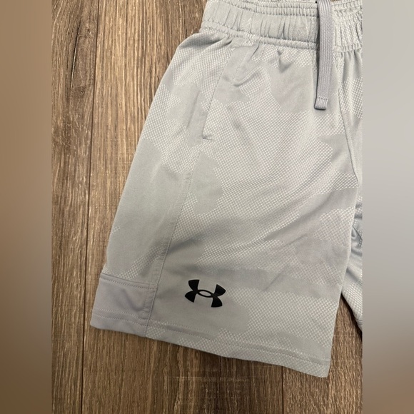 Under Armour Boys Light Gray Camo Athletic Drawstring Shorts Size YXS - Picture 2 of 4